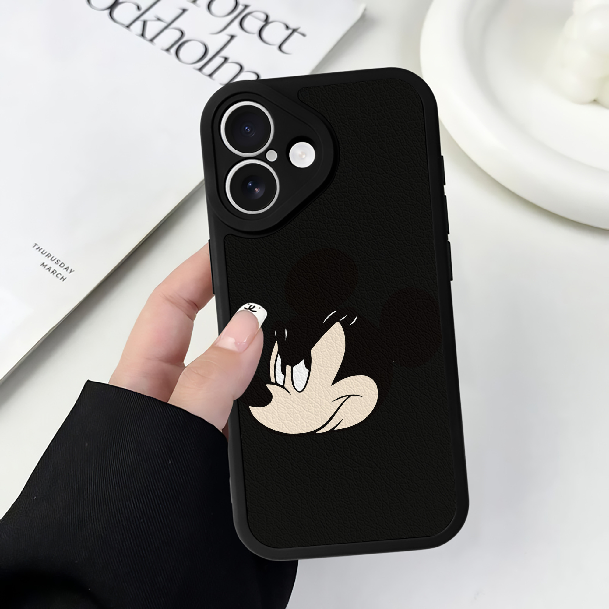 （画像用） ミッキーマウス Mickey Mouse 【iPhone 16シリーズ対応】シリコンスマホケース（レザー調） 材質：シリコン